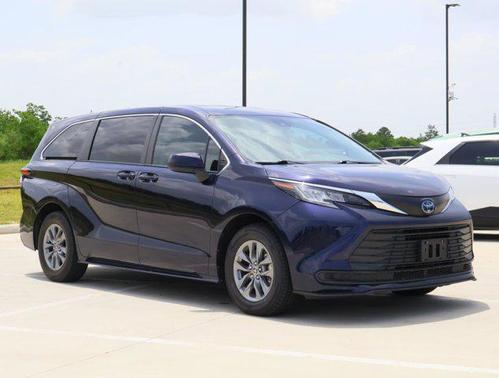 2022 Toyota Sienna LE