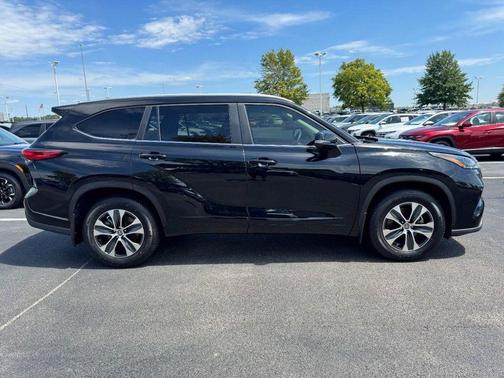 Midnight Black Metallic 2023 Toyota Highlander XLE