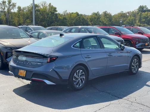 2026 Hyundai SONATA Hybrid Base