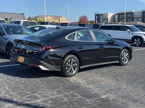 2026 Hyundai SONATA Hybrid Base