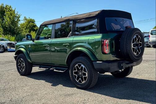 Eruption Green Metallic 2024 Ford Bronco Outer Banks