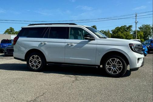 White 2025 Ford Expedition Active 4x4 4dr SUV