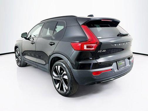 2025 Volvo XC40 B5 Plus Dark Theme