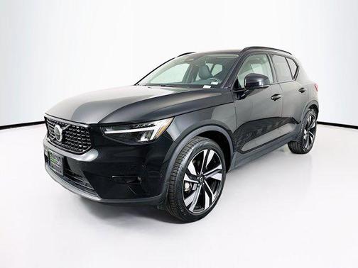 2025 Volvo XC40 B5 Plus Dark Theme