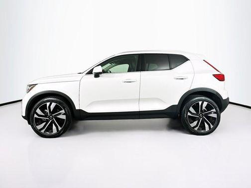 2025 Volvo XC40 B5 Plus Bright Theme