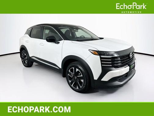 Aspen White Tricoat/Super Black 2025 Nissan Kicks SV