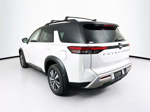 Everest White Pearl Tricoat/Super Black 2025 Nissan Pathfinder SL 4WD