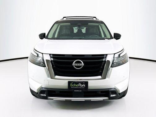 Everest White Pearl Tricoat/Super Black 2025 Nissan Pathfinder SL 4WD
