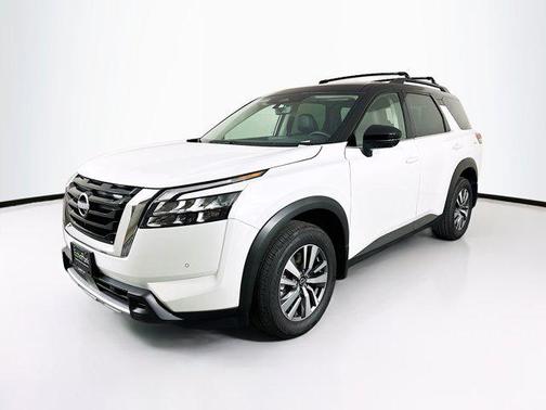 Everest White Pearl Tricoat/Super Black 2025 Nissan Pathfinder SL 4WD