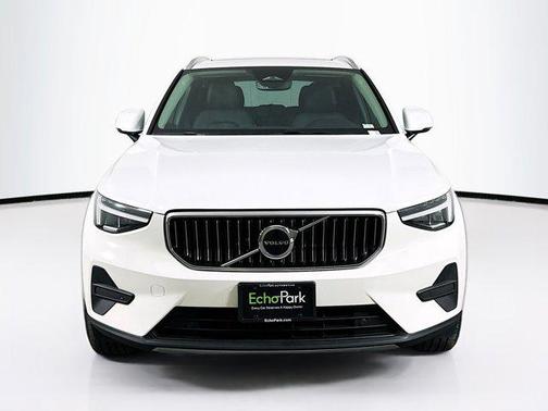 2025 Volvo XC40 B5 Core Bright Theme