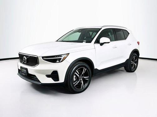 2025 Volvo XC40 B5 Core Bright Theme