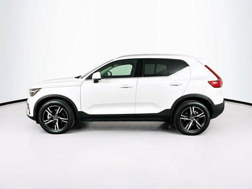 2025 Volvo XC40 B5 Core Bright Theme