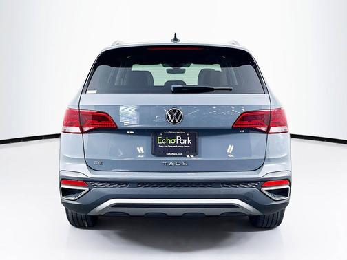 Platinum Gray Metallic 2022 Volkswagen Taos 1.5T SE
