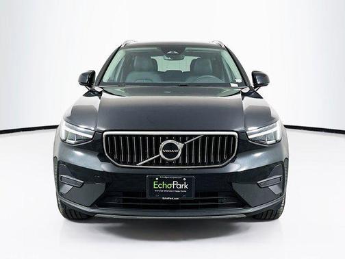 2025 Volvo XC40 B5 Core Bright Theme