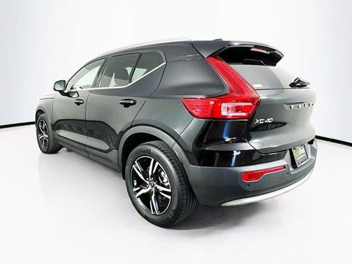 2025 Volvo XC40 B5 Core Bright Theme