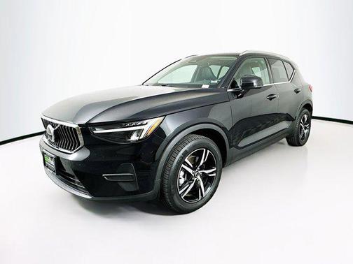 2025 Volvo XC40 B5 Core Bright Theme