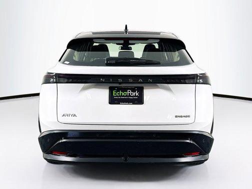 Everest White Pearl Tricoat/Black Diamond Pearl 2023 Nissan ARIYA ENGAGE