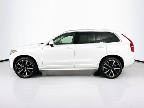 Crystal White Metallic 2022 Volvo XC90 T6 Momentum