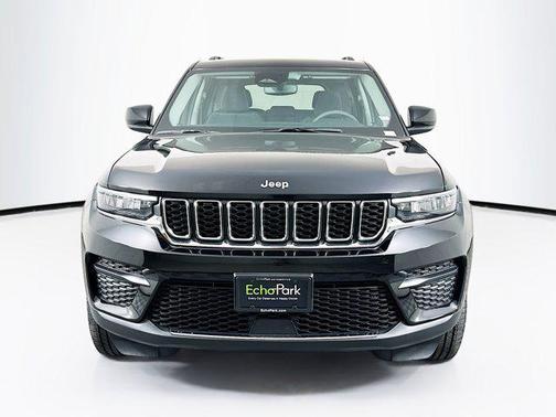 Diamond Black Crystal Pearlcoat 2023 Jeep Grand Cherokee Laredo