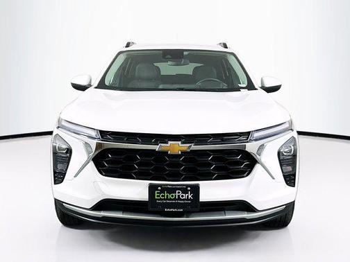 Summit White 2025 Chevrolet Trax LT