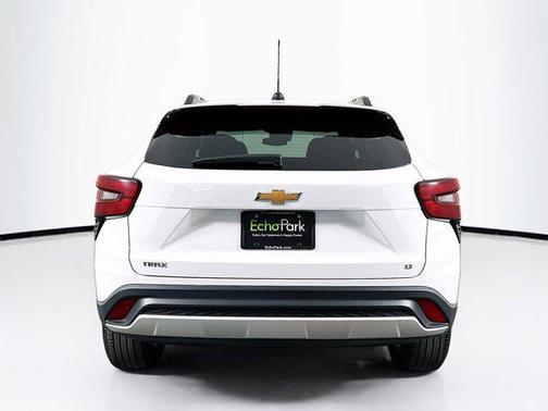 Summit White 2025 Chevrolet Trax LT