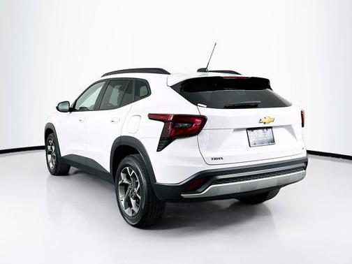 Summit White 2025 Chevrolet Trax LT