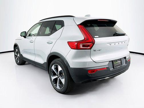 2024 Volvo XC40 B5 Plus Dark Theme