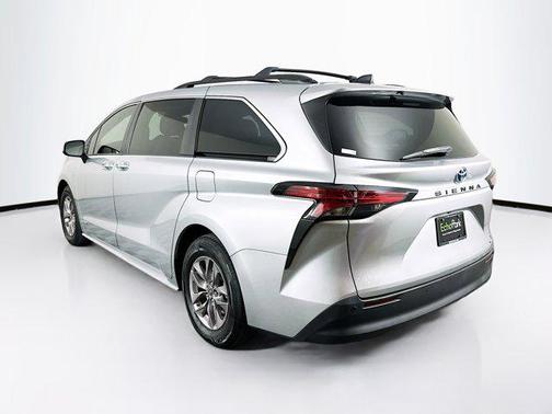 2021 Toyota Sienna XLE 8 Passenger