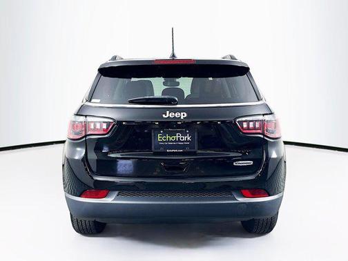 Diamond Black Crystal Pearlcoat 2022 Jeep Compass Latitude
