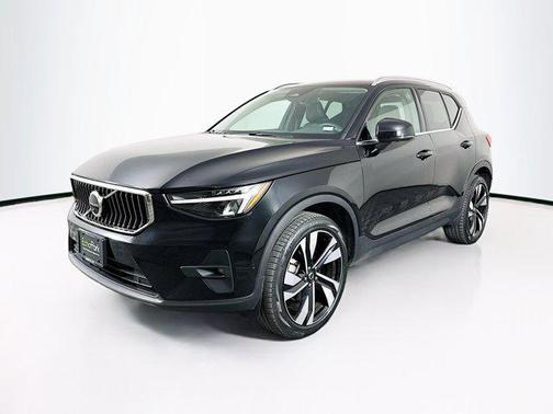2025 Volvo XC40 B5 Plus Bright Theme