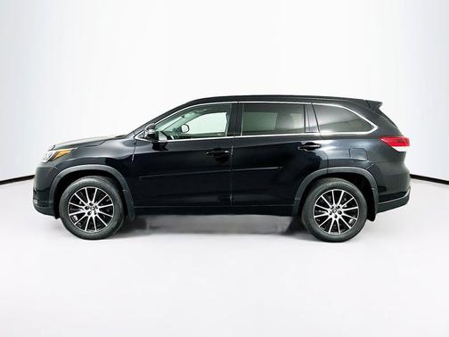 Midnight Black Metallic 2017 Toyota Highlander SE