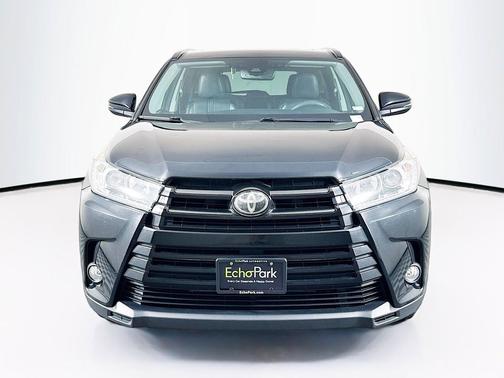 Midnight Black Metallic 2017 Toyota Highlander SE