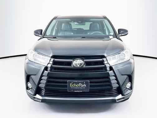 Midnight Black Metallic 2017 Toyota Highlander SE