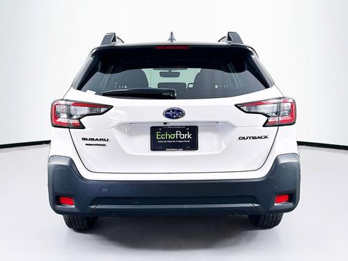 Crystal White Pearl 2025 Subaru Outback Onyx Edition