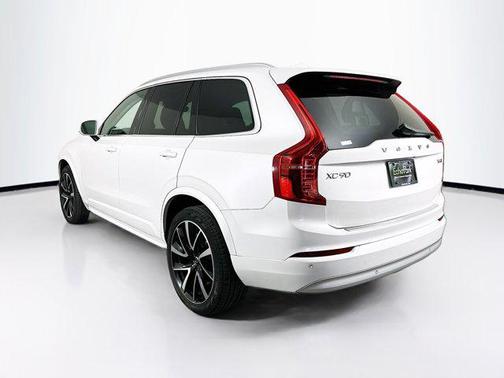 2022 Volvo XC90 T6 Momentum