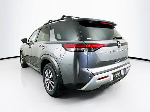 2022 Nissan Pathfinder SL 4WD