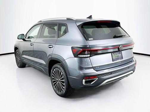 Platinum Gray Metallic 2025 Volkswagen Taos 1.5T SE