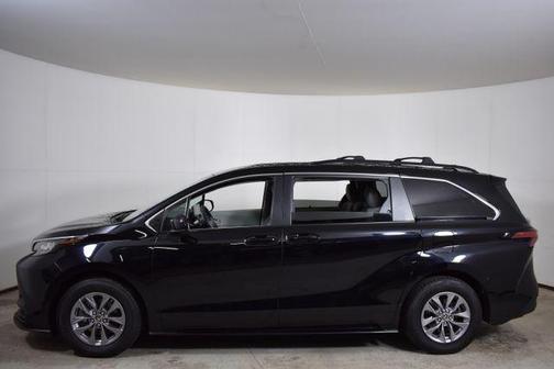 2022 Toyota Sienna LE