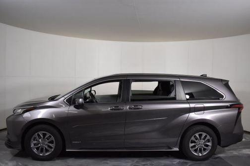 2021 Toyota Sienna LE