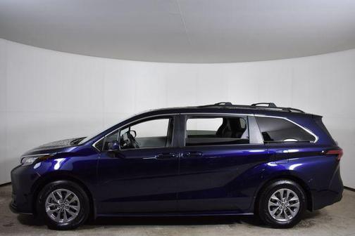2022 Toyota Sienna LE