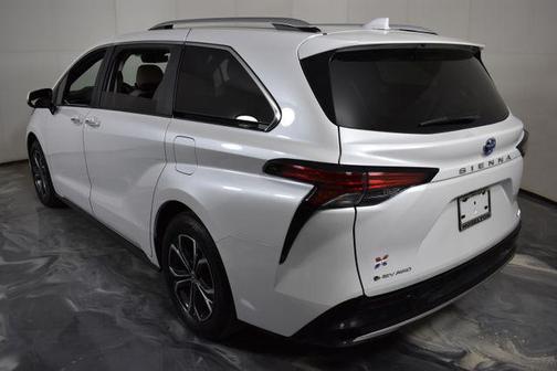 Wind Chill Pearl 2025 Toyota Sienna Platinum