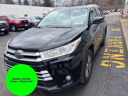 Midnight Black Metallic 2019 Toyota Highlander XLE