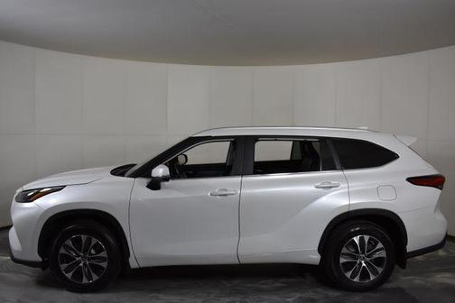 Wind Chill Pearl 2023 Toyota Highlander XLE