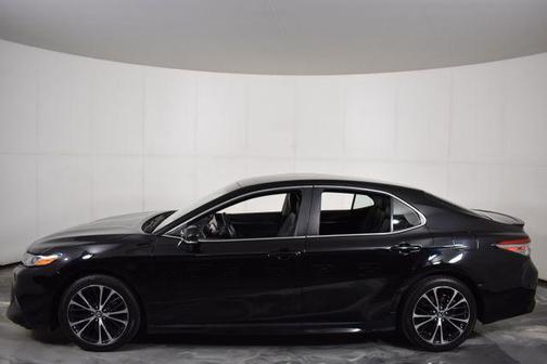 Midnight Black Metallic 2018 Toyota Camry SE