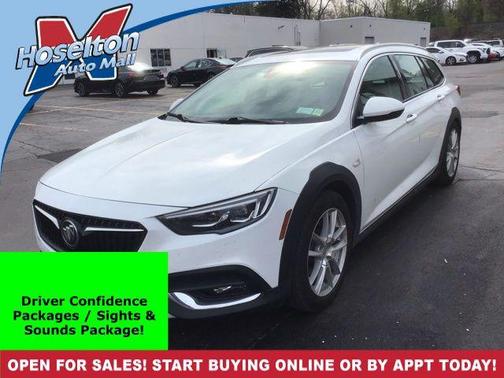 Summit White 2018 Buick Regal TourX Essence