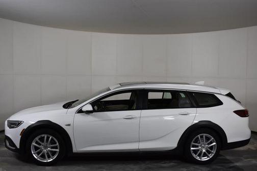 Summit White 2018 Buick Regal TourX Essence