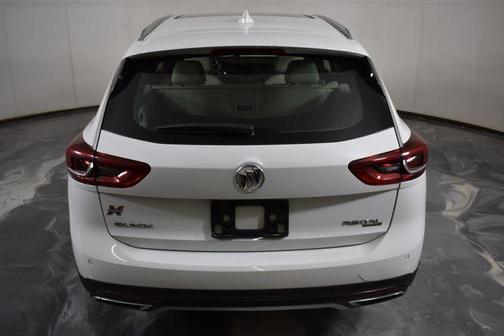 Summit White 2018 Buick Regal TourX Essence