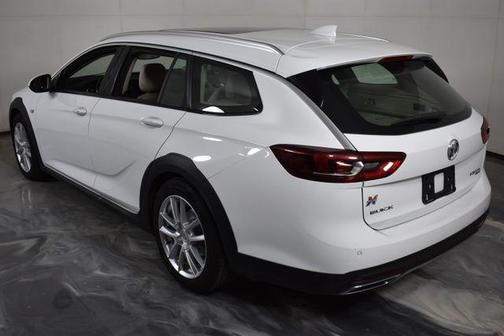 Summit White 2018 Buick Regal TourX Essence