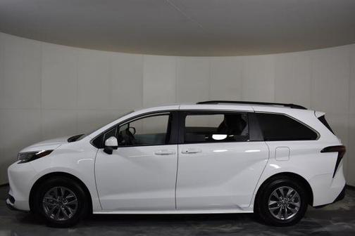 2025 Toyota Sienna LE