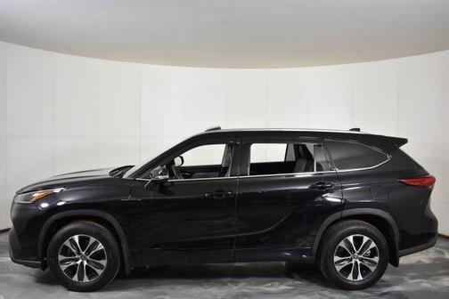 Midnight Black Metallic 2021 Toyota Highlander XLE